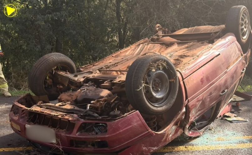 Motorista fica ferido após carro sair da pista e capotar