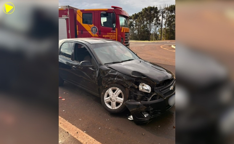 Colisão entre dois carros deixa feridos no trevo em Coronel Vivida