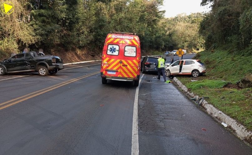 Dois motoristas ficam feridos em colisisão entre quatro veículos na BR-282