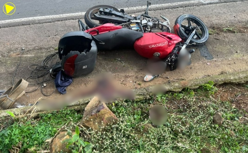 Motociclista morre após tentar ultrapassagem em curva e colidir com caminhão