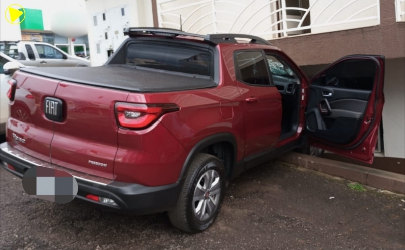 Mulher fica ferida após carro colidir contra prédio em Palmitos