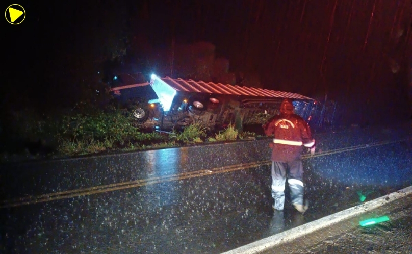 Caminhão boiadeiro tomba na BR-163 durante a madrugada