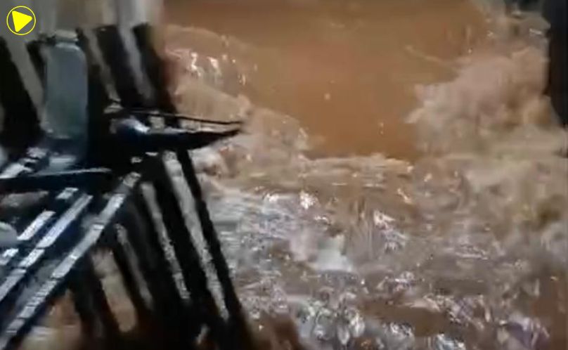 Rio Santo Antonio transborda, invade residências e deixa famílias em alerta