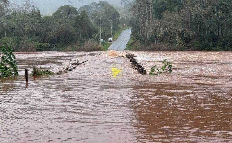 Rio Capanema transborda após fortes chuvas e deixa ponte interditada