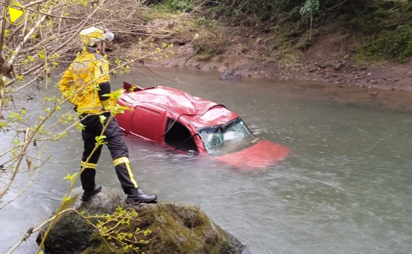 Mulher morre após veículo sair da pista e cair de ponte na SC-283