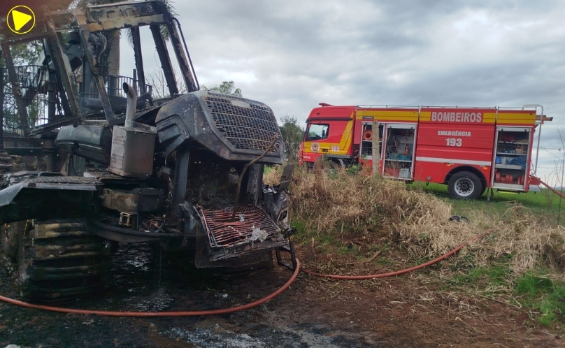 Incêndio destrói máquina agrícola no interior de Abelardo Luz