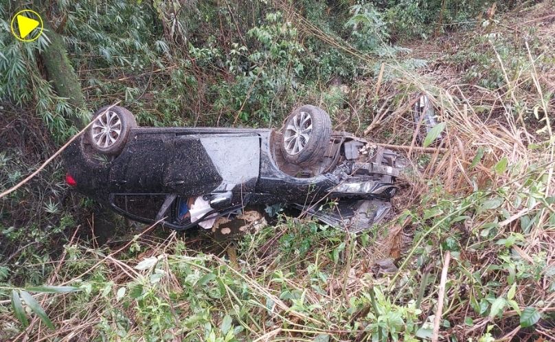 Homem é socorrido após capotamento de veículo na SC-157