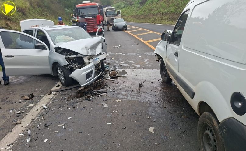 Ultrapassagem em área de afunilamento termina em acidente na BR-376