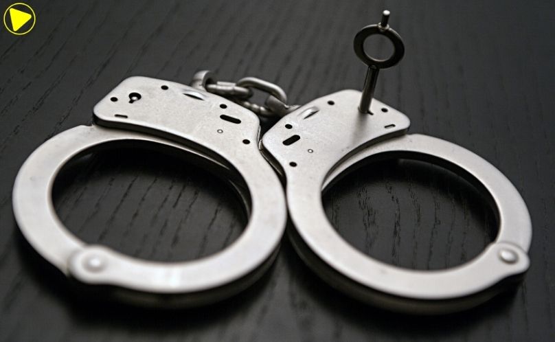 Homem é preso após ataque com faca e injúria racial