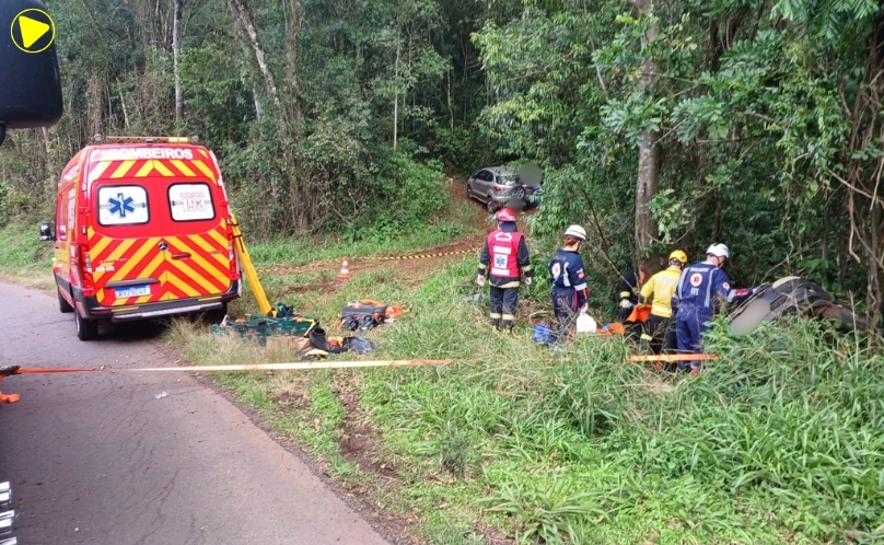 Mulher fica ferida após carro sair da pista e capotar na SC-283