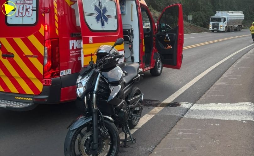 Colisão entre carro e moto deixa jovem ferido na BR-158