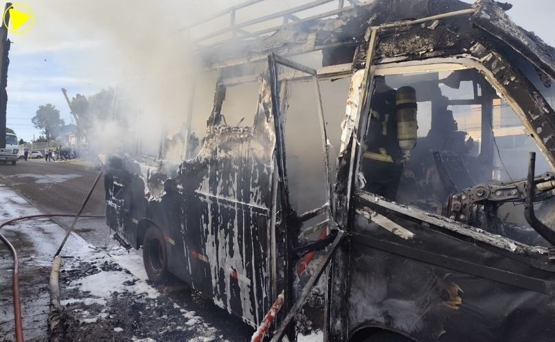 Incêndio de grandes proporções atinge motorhome estacionado em via pública
