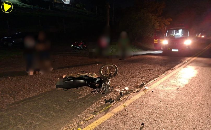 Motociclista sofre suspeita de fratura na clavícula após colisão na SC-163