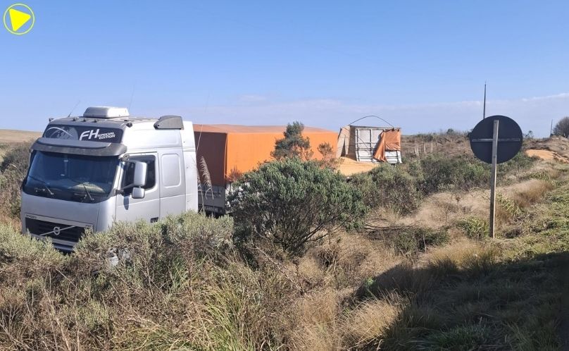 Caminhoneiro fica ferido após saída de pista na PRC-280