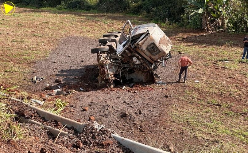 Motorista sobrevive após caminhão tombar e despencar em ribanceira na PR-481