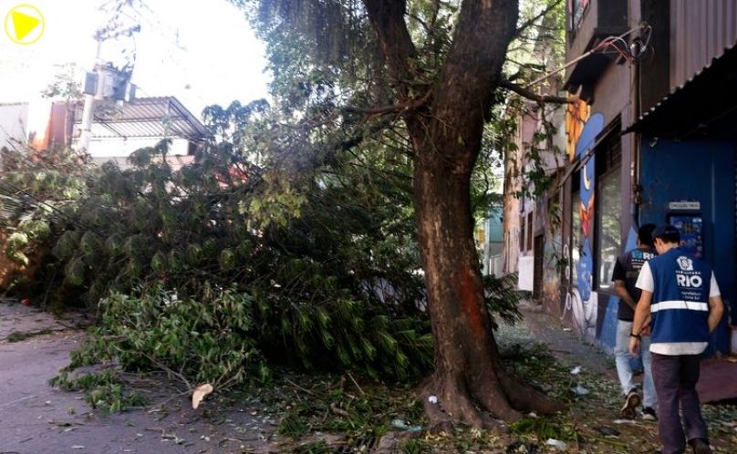 Vendaval com rajadas acima de 100 km/h provoca destruição no Rio de Janeiro