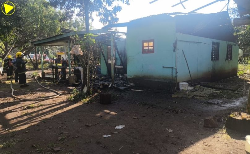 Bombeiros combatem incêndio que destruiu residência no interior