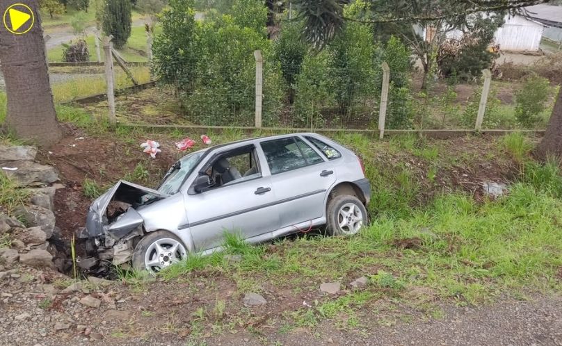 Casal e duas crianças ficam feridos após saída de pista na BR-153