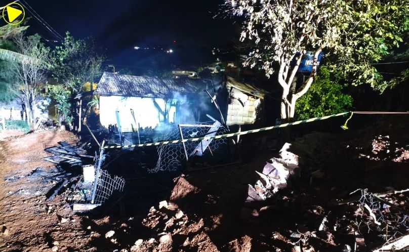 Incêndio destrói residência de madeira no interior de Dionísio Cerqueira