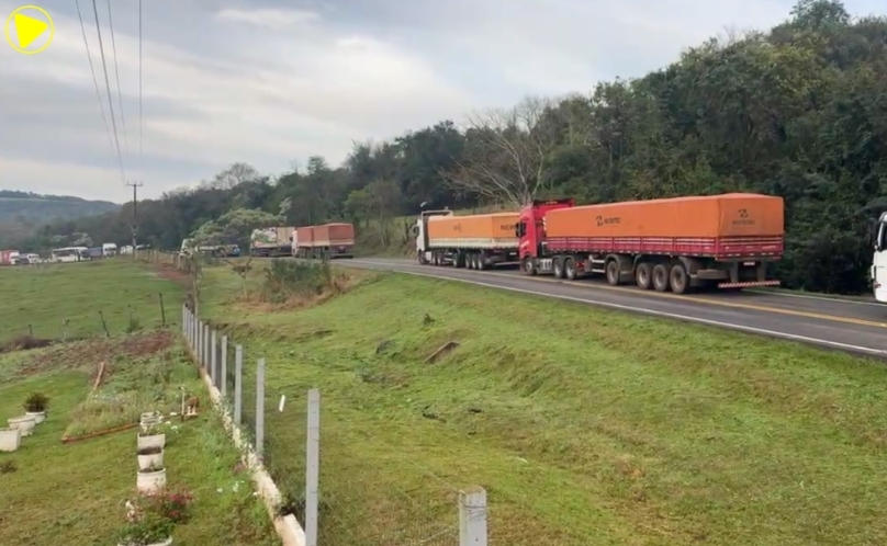 Carreta tomba e bloqueia BR-163 nos dois sentidos entre Santo Antonio do Sudoeste e Barracão