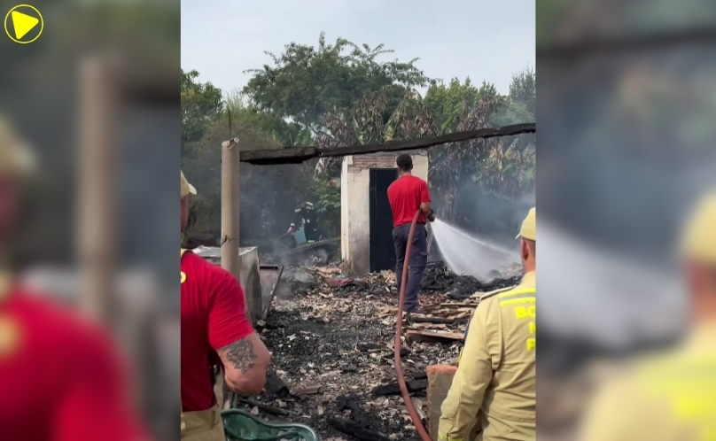 Residência é completamente consumida pelas chamas em Santa Izabel do Oeste