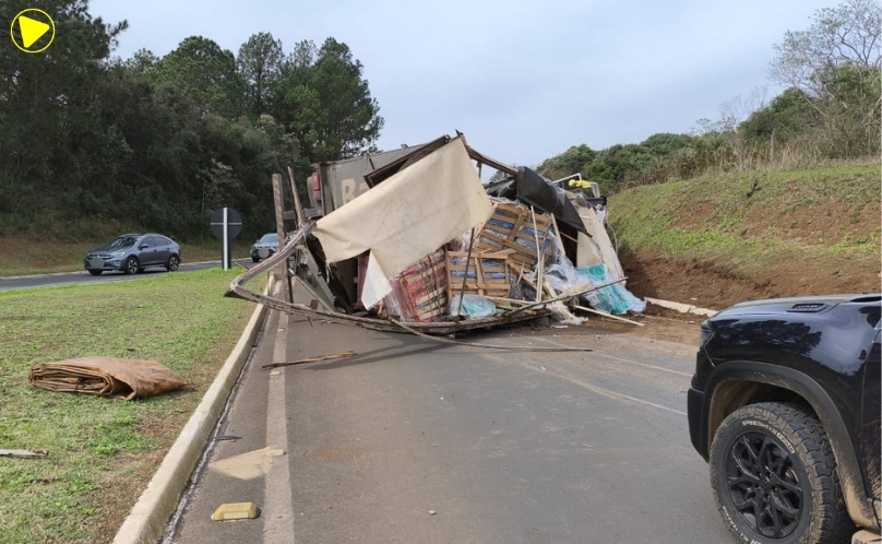 Carreta tomba em trevo da BR-282 e motorista fica ferido