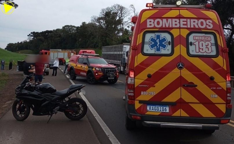 Colisão entre motocicleta e carro deixa duas pessoas feridas na BR-282