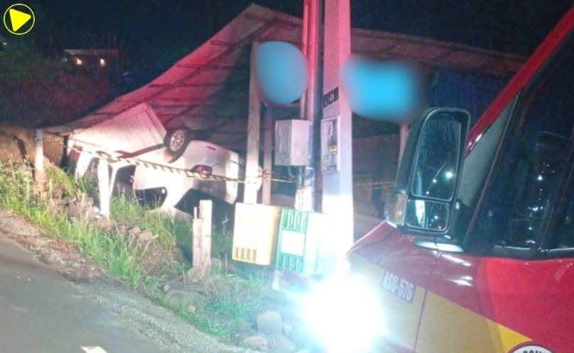 Sedan capota e derruba parte de posto de lavagem