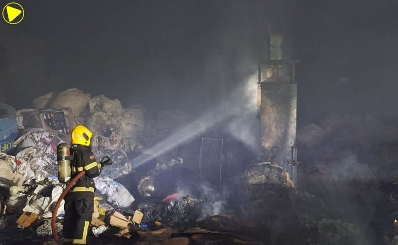 Incêndio atinge galpão de reciclagem e destrói cabine de caminhão