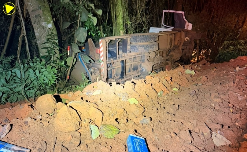 Caminhão carregado com cigarros contrabandeados cai em ribanceira durante fuga