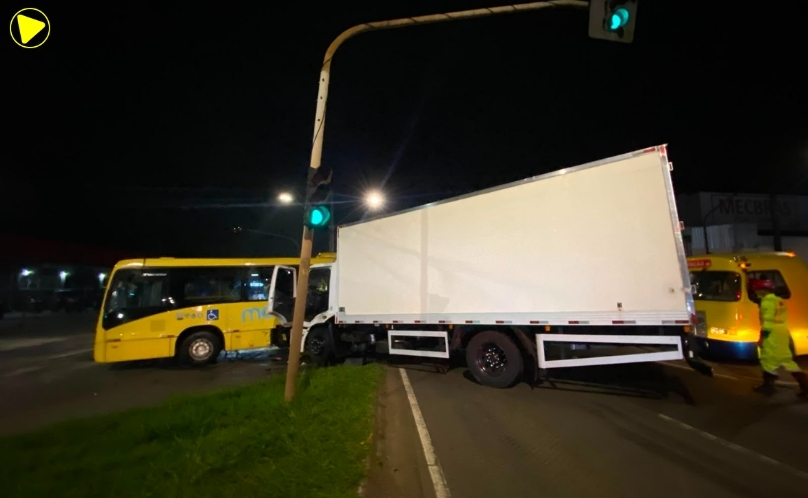 Colisão entre caminhão e ônibus deixa motorista ferido na BR-369
