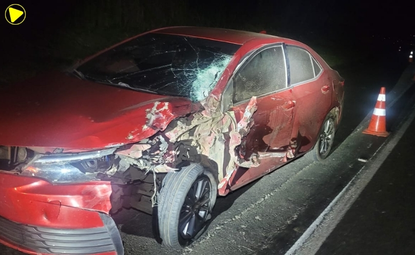 Colisão frontal entre carro e moto deixa duas pessoas feridas na BR-376