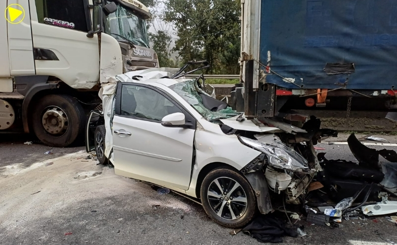 Engavetamento na BR-116 deixa vítima presa às ferragens