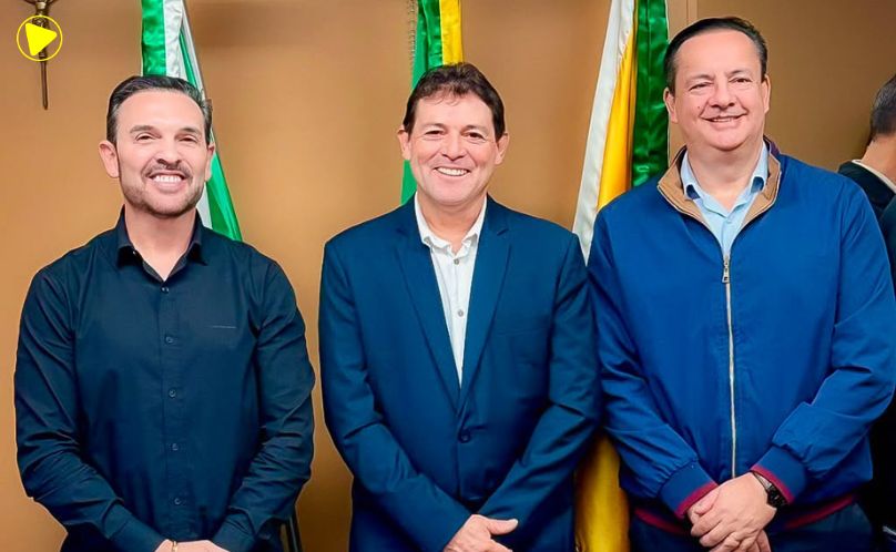 Valdir Antônio Carvalho assume Prefeitura e cumpre promessa feita ao Pai em 2008