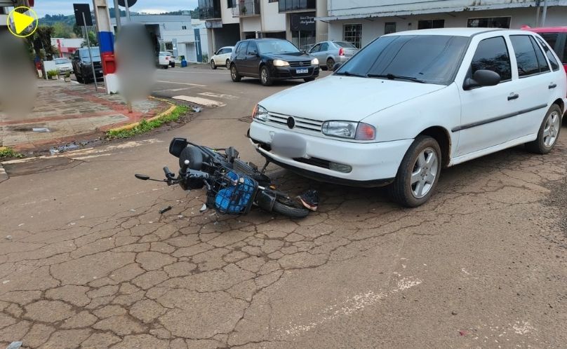 Colisão entre carro e motinha elétrica deixa idoso ferido