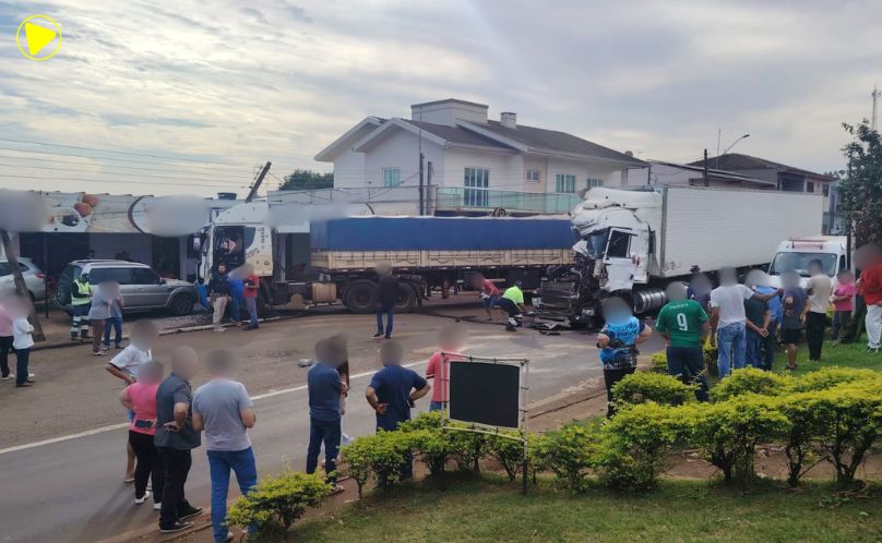 BR-163: quatro carretas e dois carros se envolvem em acidente