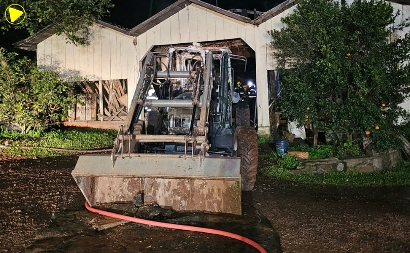 Incêndio destrói parte de galpão e equipamentos agrícolas em Itapiranga