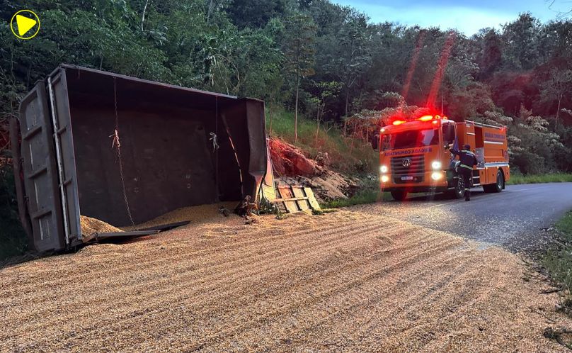 Caçamba tomba e espalha carga de milho em estrada no interior