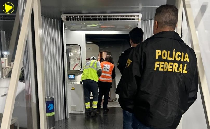 Passageiro é retirado de avião após fazer referência a bomba em caixa de som