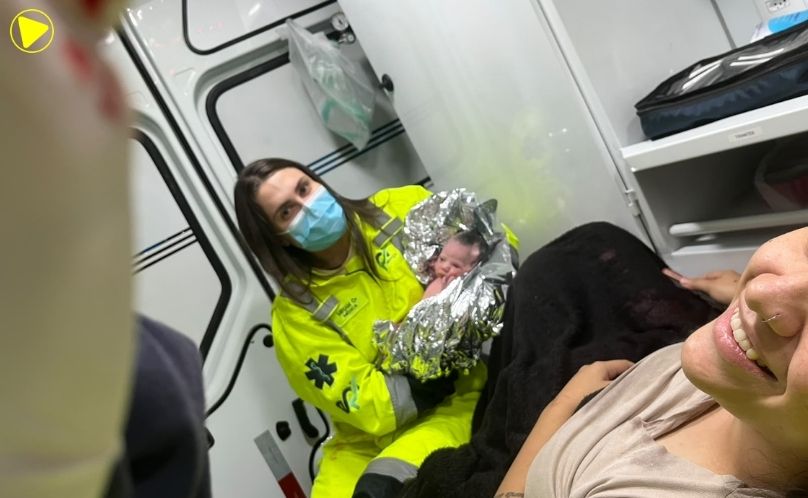 Gestante entra em trabalho de parto e dá à luz dentro de ambulância na BR-277