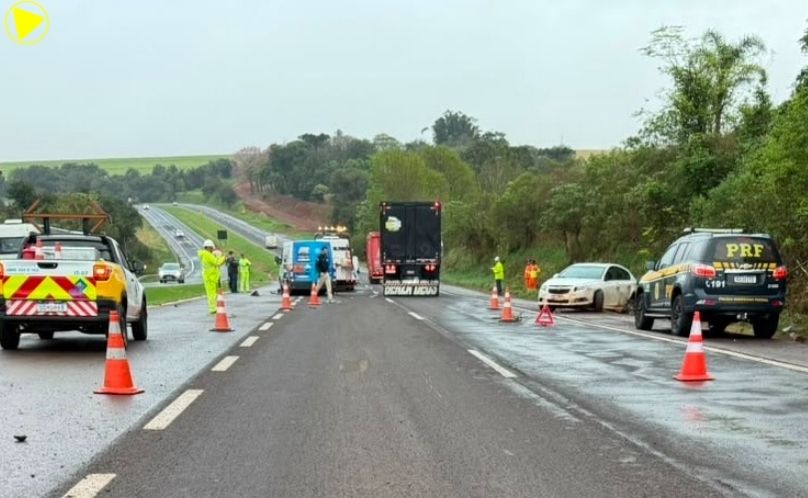 Objeto cai de caminhão e provoca acidente na BR-163