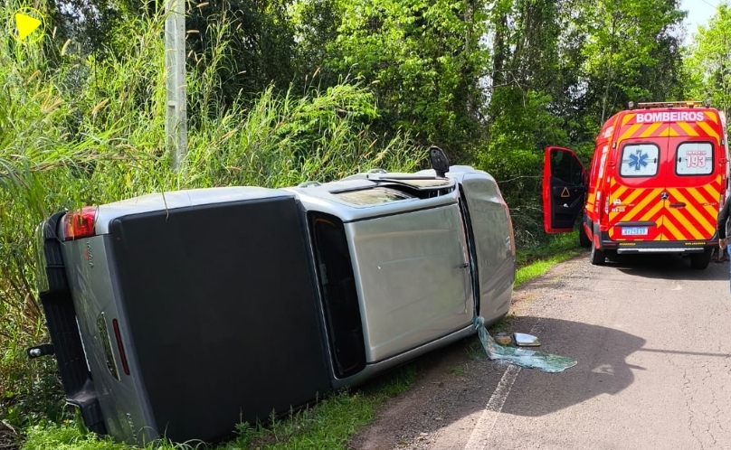 Veículo capota após colisão na SC-160