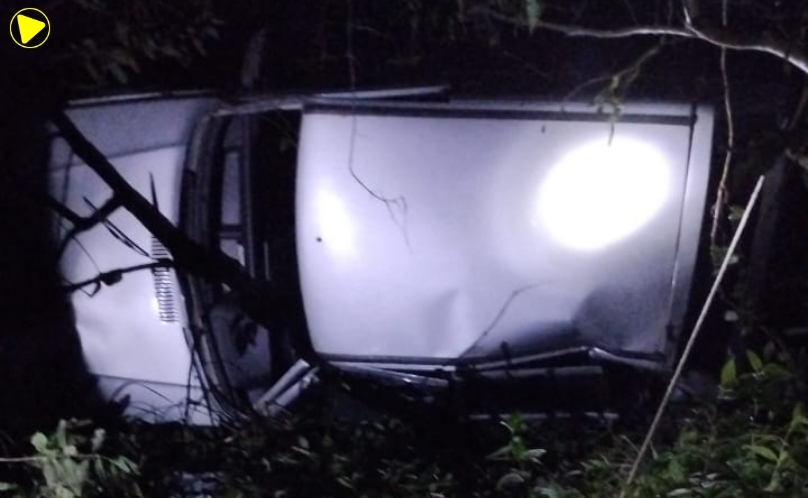 Mulher fica ferida após capotar veículo em ribanceira na SC-163