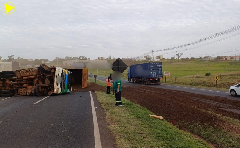 Carreta tomba e interdita totalmente a BR-376