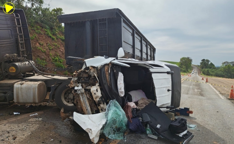 Mulher morre e quatro pessoas ficam feridas em colisão na PR-180