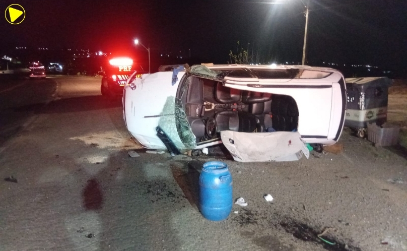 Motorista fica ferido após carro sair da pista e capotar na BR-163