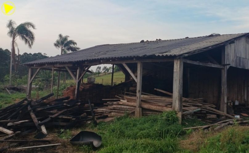 Incêndio atinge galpão agrícola no interior