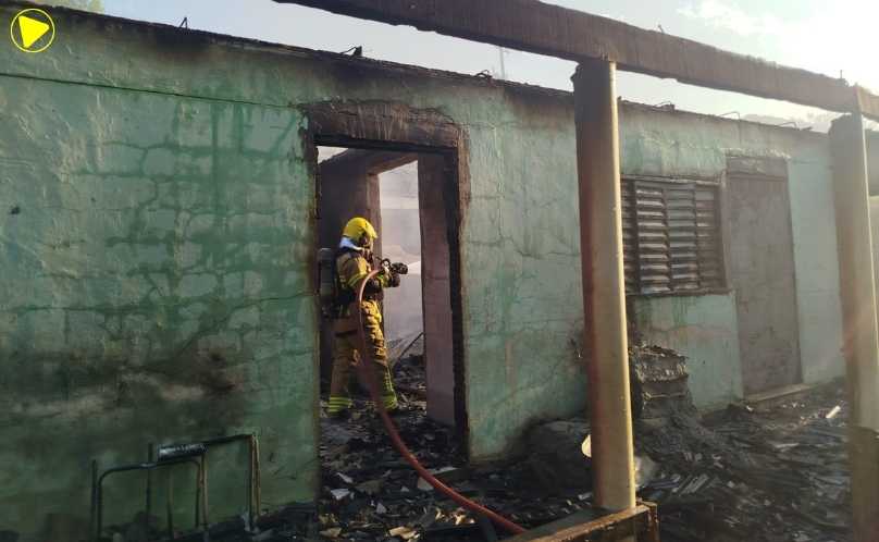 Incêndio destrói residência de 80 m² no interior de Maravilha