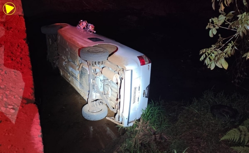 Carro capota e cai de ponte de três metros no interior de União do Oeste