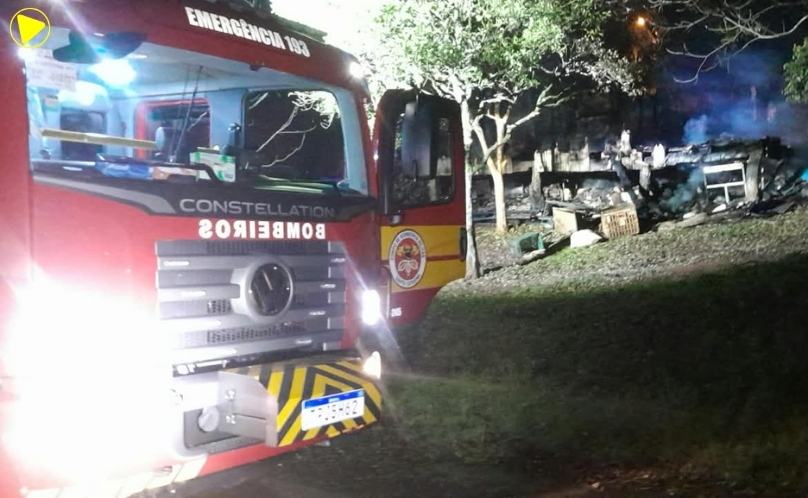 Casa de madeira é completamente destruída por incêndio em Cordilheira Alta